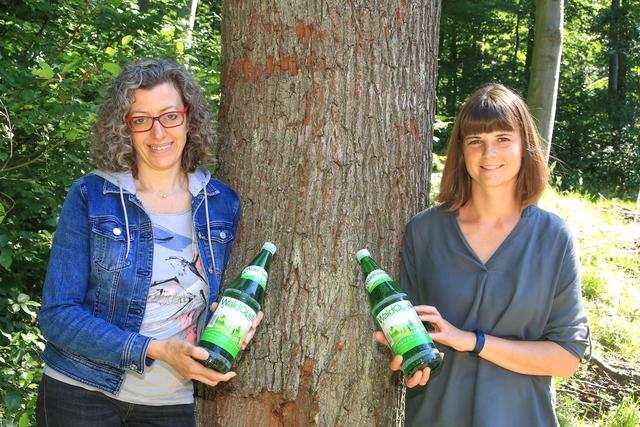 "Waldquelle"-Geschäftsführerin Monika Fiala (l.) und Entspannungstrainerin Bianca Forstik luden zum Waldbaden.