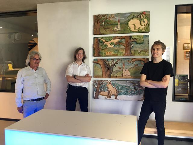 Die beiden Schüler Johannes Steiner und Peter Astl mit ihrem Fachlehrer Rudi Geisler-Moroder (li.). | Foto: Wunderkammer