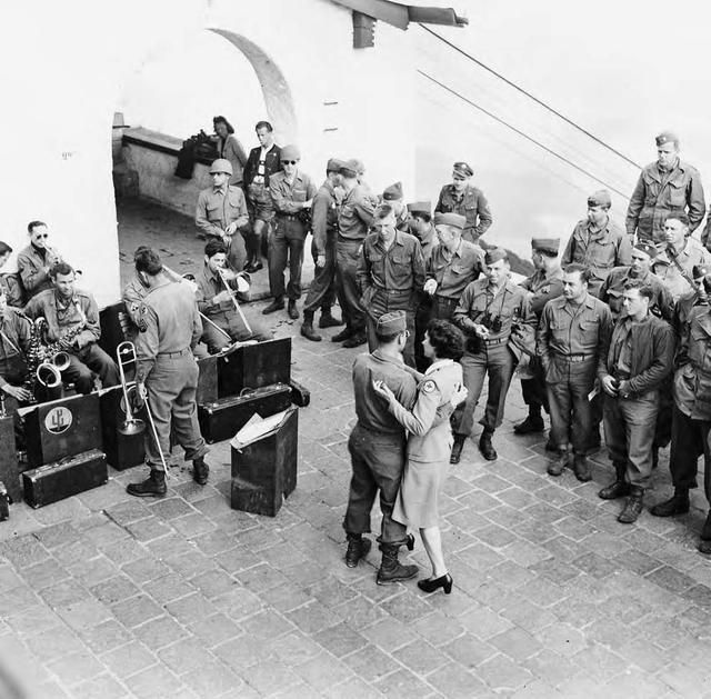 Innsbruck, Seegrube, 27. Mai 1945: On the patio of the Yank Skytop Club, formerly the Seegrube Hotel, a world renowned year-around resort, the 103rd Division band plays dance music. | Foto: t/5 Ernest Brown, 163 Signal Photographic Company