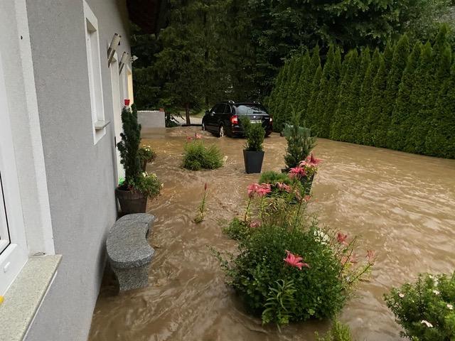 Unter Wasser: Die Häuser in der Thalstraße wurden von den letzten Unwettern massiv in Mitleidenschaft gezogen. | Foto: KK