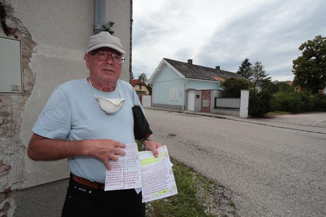 Josef Spiesz mit seiner Liste der Pkw-Zählungen.