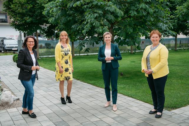 Im Foto: v.l. Klubobfrau Daniela Gutschi, Bürgermeisterin Waltraud Brandstätter (Nussdorf) , Bundesministerin Susanne Raab und Bürgermeisterin Andrea Pabinger (Lamprechtshausen).