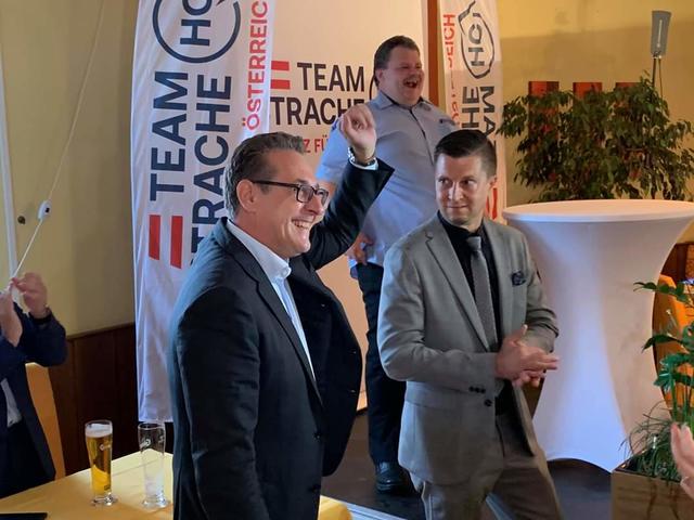 Heinz Christian Strache und Herbert Adelmann begrüßten rund 250 Gäste beim "Team HC Strache"-Bürgerstammtisch in Bernstein.