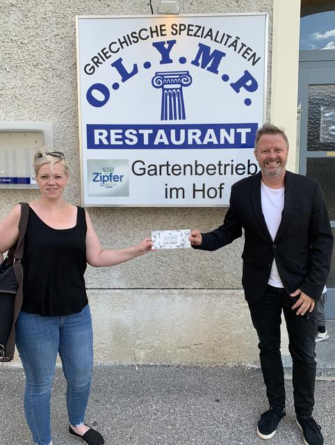 Vizebürgermeister Rainer Spenger, Chef der SPÖ Wiener Neustadt übergibt einen Gutschein an die glückliche Gewinnerin, Michaela Varga.