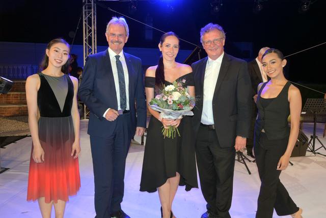 Landtagspräsident Karl Wilfing mit Anastasia Irmiyaeva, Michael Hofbauer (Schatzmeister) und Tänzerinnen. | Foto: Schloss Thalheim