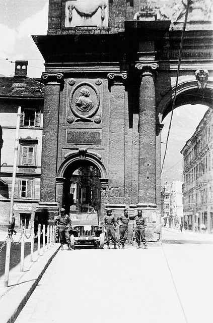 Some of the boys in front of the arch in Innsbruck. Innsbruck, Juni 1945. Triumphpforte.