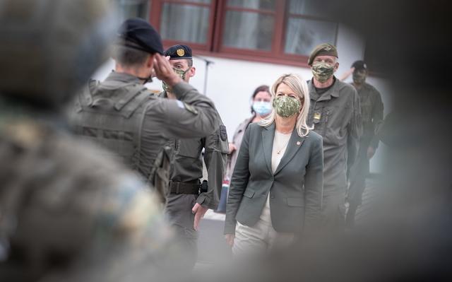 „Ich halte an meinem Weg fest“, bekräftigte die Verteidigungsministerin am Dienstag trotz aller Kritik . | Foto: Bundesheer/Daniel TRIPPOLT