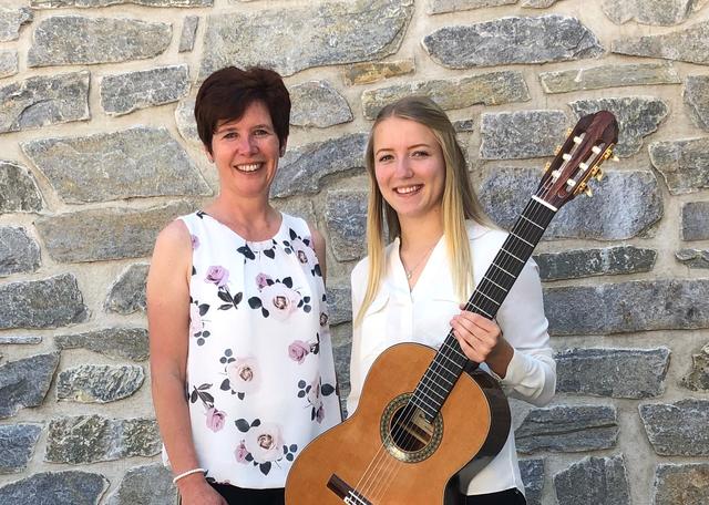 Musikschülerin Natalie Ramsbacher mit Direktorin und Förderin Petra Glanzer.