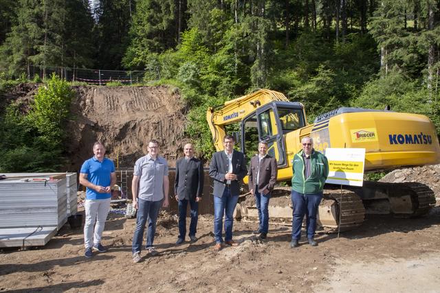 Spatenstich am Sommerauberg: NR Johann Weber, Johannes Steinkellner (Obmann Agrarausschuss), Wegobmann Josef Bojer, LR Martin Gruber, Bürgermeister Manfred Führer und Bauleiter Werner Hofmeister (von links) | Foto: Büro LR Gruber/Taltavull