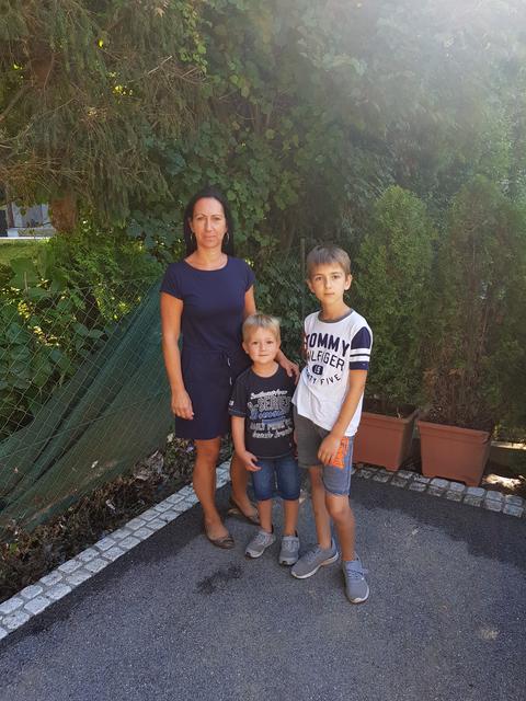Margarita Pircher, im Bild mit ihren Söhnen: "Der Thalerbach gehört dringend von Bäumen und Ästen gereinigt und verbreitert."