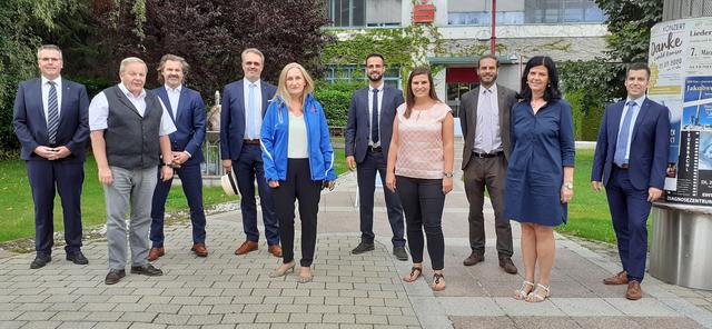 Johann Ungersböck, Kurt Rohringer, Wolf Lindner, Peter Prober, Gertrude Schwebisch, Alexandru Tarcea, Nadine Buchta, Andreas Peinsipp, Andrea Rössel und Horst Teigl (v.l.). | Foto: RAXmedia