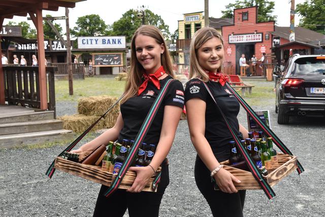 Das Lucky Town-Drive In ist gestartet: Für Erfrischung für die fahrenden Gäste sorgten Katrin Klein und Lisa Halvax.