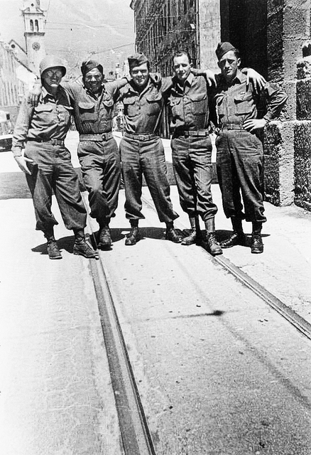 Doc, Goodman, Cass, Benham & Varner. Innsbruck, Juni 1945. Triumphpforte.
