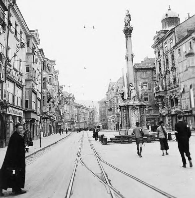 Innsbruck, 3. Mai 1945. Im Hintergrund
ist das Landhaus sichtbar, vor dem sich bewaffnete Widerstandskämpfer mit rot-weiß-roten Armbinden versammelt haben.