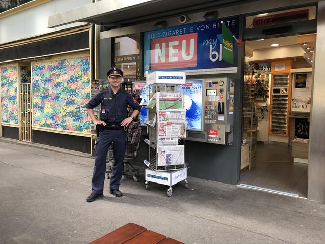 Revierinspektor Bernd Buchegger vor seinem Sicherheitspartner, der Trafik in der Stiftgasse.