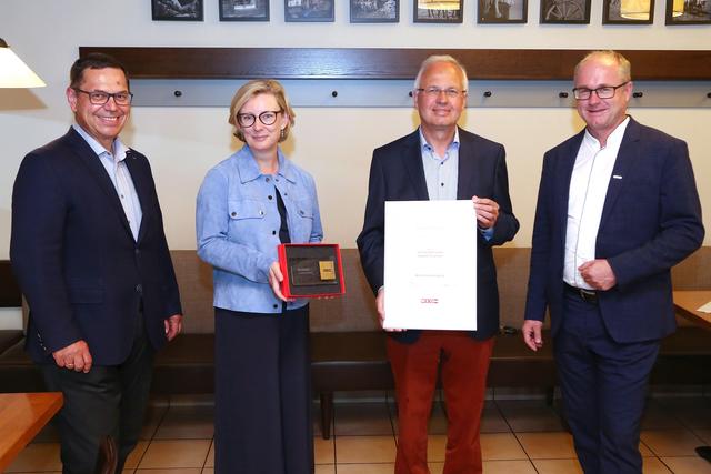 Leopold Ecklmair (2. v. r.) erhielt anlässlich seines Ruhestandes die Wirtschaftsmedaille und Ehrenkunde der Wirtschaftskammer OÖ. Hans Moser (l.), Michaela Schwinghammer-Hausleithner und Günther Baschinger (r.) dankten Eckmair für sein Engagement.