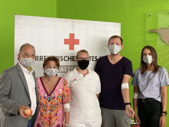 Jede Spende zählt: Im Bild v. l.: Peter Malata (W&H-Geschäftsführer), Daniela Malata (Mitglied der W&H-Geschäftsleitung), Yvonne Probst (Blutspendedienst Rotes Kreuz Salzburg), Martin Rausch (W&H) und Julia Lenzbauer (W&H).