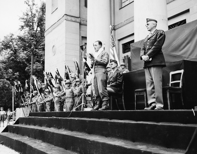 Memorial Day services for men of the 103rd Inf. Div. , 7th u. s. Army killed in battle, were held by members of the Jewish, Protestant and Catholic faiths. Here, Pfc Meloni Kass of Chicago, Illinois, chanting at the Jewish services. Innsbruck, 30. Mai 1945.