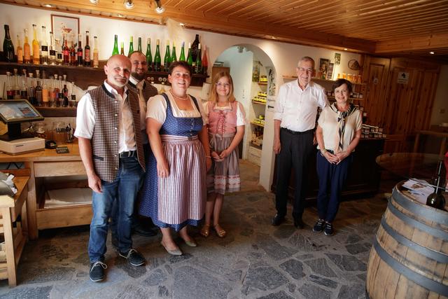 Besuch bei Familie Muthenthaler: Franz Muthenthaler, Birgit Machhörndl-Muthethaler und Kinder, Bundespräsident Alexander Van der Bellen und Doris Schmidauer (v.l.n.r.).