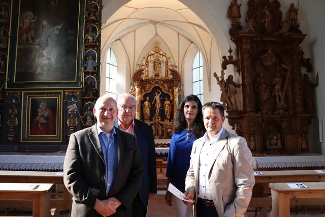 Dekan Martin Komarek, Archtitekt Friedrich Falch, Sabine Zoller und Gerhard Tilg präsentierten die geplanten Arbeiten in und um die Burschlkirche.