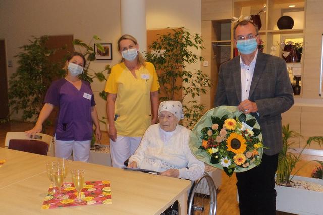 Geburtstagsfeier mit Blumenstrauß.