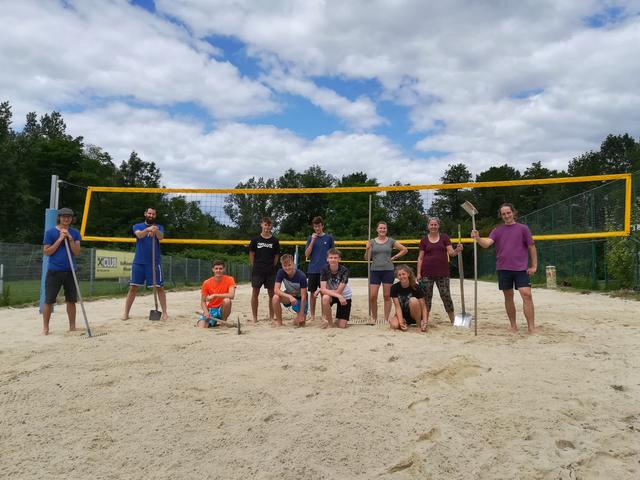 Die Beachvolleyballer in Neulengbach freuen sich über den neuen Sand. Vizebürgermeister Paul Mühlbauer griff selbst zur Schaufel. (re)