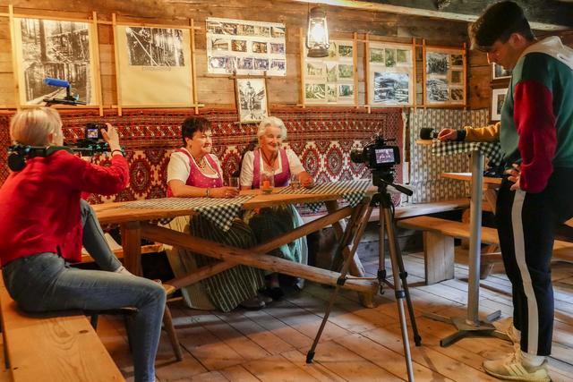 Alina Strasser, Herta Gruber, Elfriede Königsberger, Kameraassistent (v.l.n.r.)