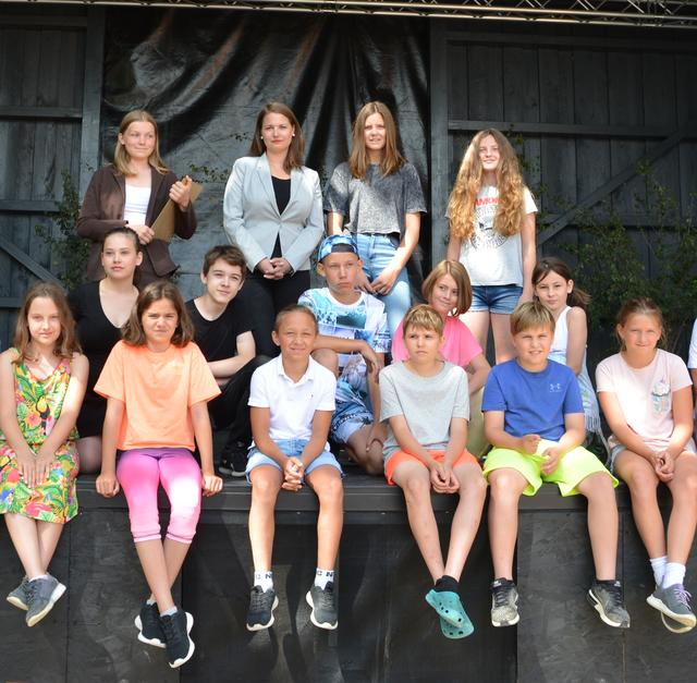 Schauspielerin Isabel Meili mit jungen Schauspieltalenten aus dem Schulzentrum Asparn 