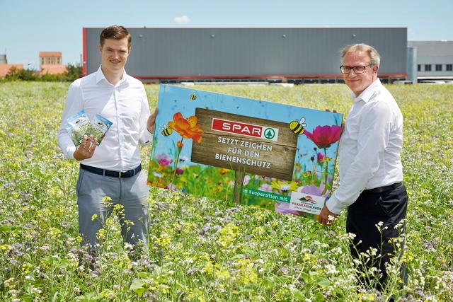 Stolz auf die Bienenwiese: Johann Kaufmann und Spar-Geschäftsführer Christoph Holzer (v.l.) | Foto: Spar/Melbinger
