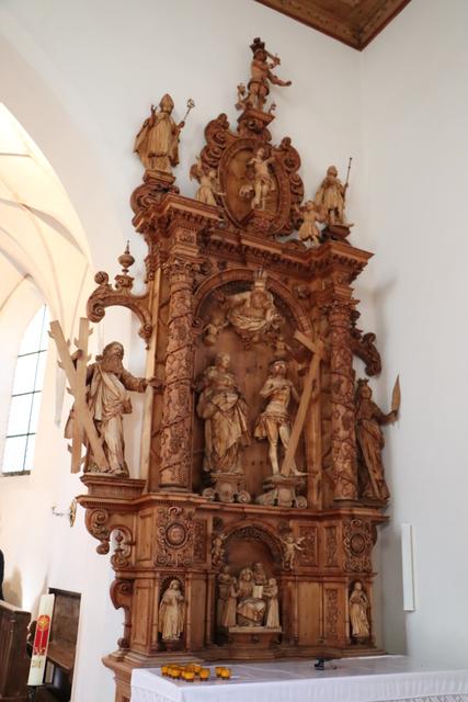 Stark vom Holzwurmbefall betroffen sind die beiden Seitenaltäre.