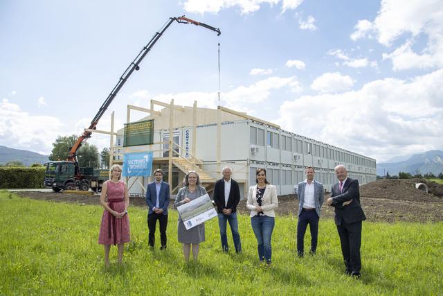 Vor der Container-Volksschule, die derzeit in Anif aufgebaut wird, im Bild von links: 
Schuldirektorin Karina Merz, Jonas Plot (Salzburg Wohnbau), Bürgermeisterin Gabriella Gehmacher-Leitner, Roland Wernik (Geschäftsführer Salzburg Wohnbau), Bildungslandesrätin Maria Hutter, Dietmar Winkler (Salzbrg Wohnbau) und Christian Struber (Geschäftsführer Salzburg Wohnbau) | Foto: Susi Berger