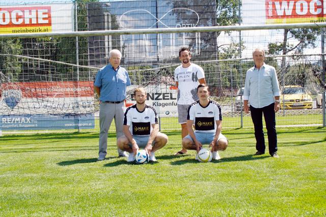 ASK-Funktionär Günther Kramer, Sportdirektor Matthias Dollinger und Präsident Ewald Wiedenbauer begrüßen die neuen Spieler: Marko Mrsic und Pascal Lorenz (v.l.) 