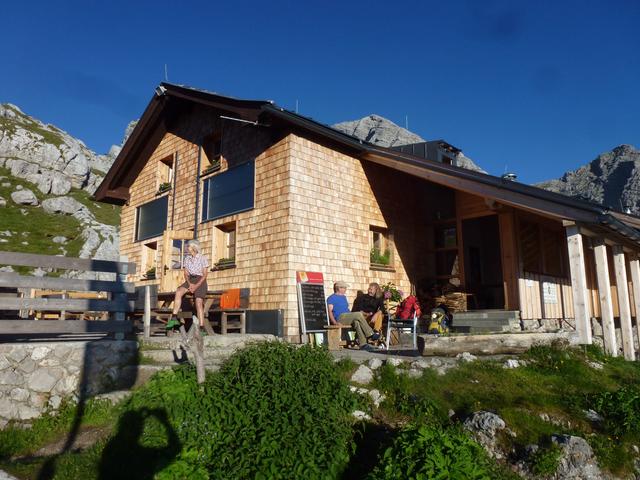 Die Passauer Hütte liegt auf 2.051 Metern in den Leoganger Steinbergen im Gemeindegebiet von Weißbach bei Lofer.