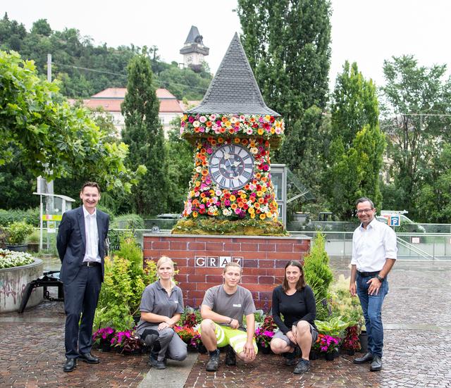 Stolz auf den floralen Uhrturm: Vorstandsdirektor Gert Heigl, Madlena Drosg, Emanuel Rath, Michaela König, Spartenbereichsleiter Stadtraum Burkhard Steurer (v.l.)
