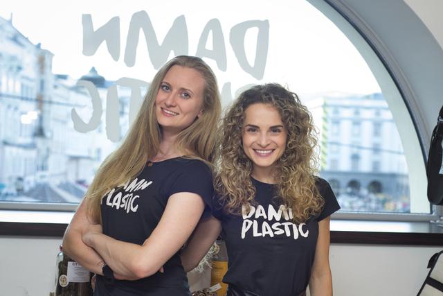 Victoria Neuhofer (l.) und Stephanie Sinko haben am Hauptplatz die zweite Filiale von „Damn Plastic“ eröffnet.