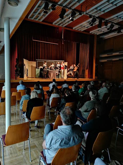 Das Ensemble der Komödienspiele Porcia gestaltete im Stadtsaal in Hermagor einen bunten Abend. | Foto: Stadtgemeinde Hermagor