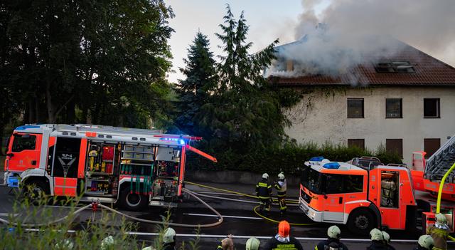 Beim Brand eines Wohnhauses in der Hagenstraße wurden zwei Menschen verletzt.