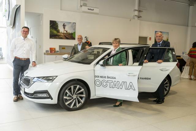 Sonderwirtschaftsfrühstück bei Porsche Leoben in St. Peter-Freienstein: Geschäftsführer Jürgen Masser, Organisator Sigi Nerath, die Bürgermeisterin von St. Peter-Freienstein Anita Weinkogl und der Leobener Vizebürgermeister Maximilian Jäger (v.l.). | Foto: klauspressberger.com