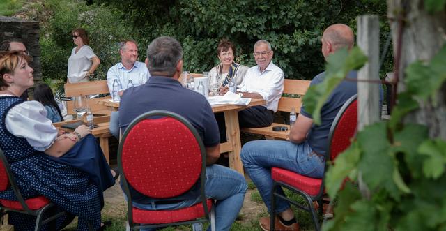 Bundespräsident Alexander Van der Bellen und Gattin Doris Schmidauer mit Vertretern der Spitzer Vereine bei der Gesprächsrunde am Roten Tor.