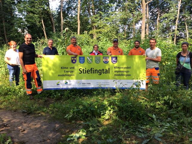 Die Mitarbeiter der Stiefingtal-Gemeinden lernten bei einer Exkursion alles Wissenswerte über Neophyten. | Foto: „KLAR! Stiefingtal