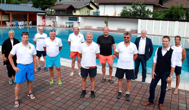Die Bademeister des Bezirks mit younion-Landessekretär Mario Kalod (2. von rechts), der younion-Bezirksvorsitzenden Roswitha Waas (ganz links) und dem Bürgermeister der Gemeinde Klaus, Rudolf Mayr (3. von rechts).