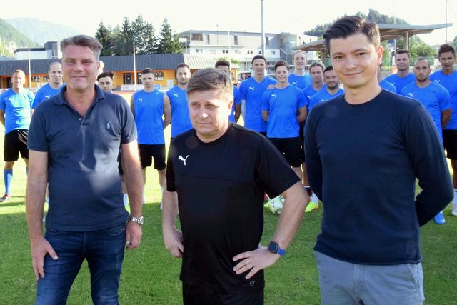 Begrüßung und Abschied vor versammelter Mannschaft - Hannes Rauch in Doppelfunktion. Trainer Wolfgang Schellenberg (mi.) und Ognjen Zaric (re.).