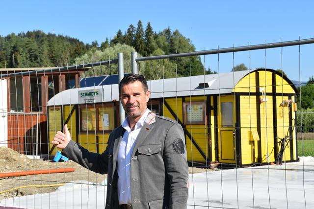 Sportreferent Stadtrat Helmut Kraßnig betont, dass ohne Eigeninitiative der Vereinsmitglieder der Kantinen-Neubau nicht möglich wäre. | Foto: Friessnegg