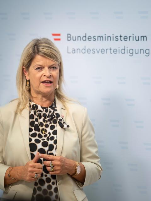 Verteidiugungsministerin Klaudia Tanner (ÖVP) bekräftigte erneut, dass die Republik Österreich im Streit mit Eurofighter-Hersteller Airbus weiterhin alle Rechtsmittel ausschöpfen werde, um den Eurofighter-Vertrag rückabzuwickeln. | Foto: Bundesheer/Pusch