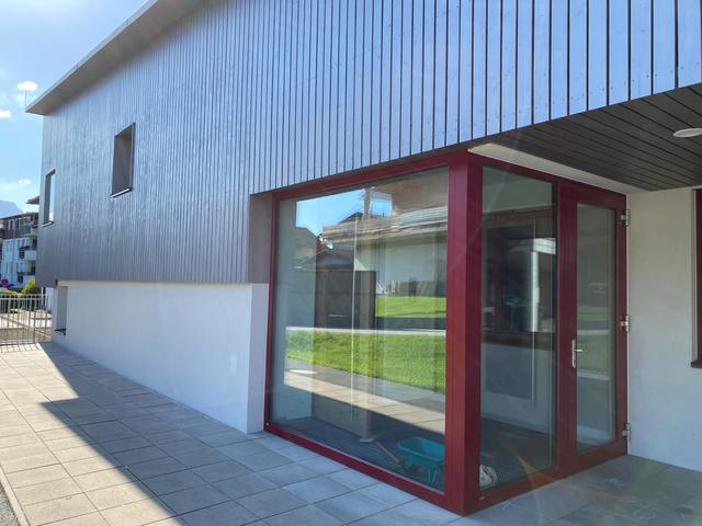 Zwei bislang noch unbekannte und maskierte männliche Täter folgten einer 23-Jährigen in Niederdorf über den Hausgang in ihre Wohnung und bedrohten sie dort. Sie forderten Bargeld.