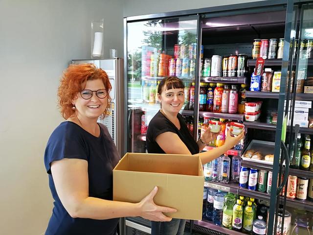 Hat aufgrund der hohen Nachfrage für doppelt so viel Nachschub gesorgt: Petra Reichl (mit Martina Knabb).
