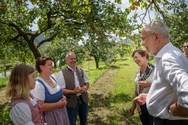 Bundespräsident Alexander Van der Bellen und Gattin Doris Schmidauer besuchten den Marillengarten der Familie Muthenthaler.