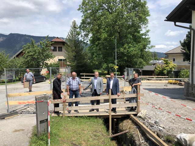 Baustellen-Besichtigung: Gerit Melcher, Stefan Piechl, Reinhard Antolitsch, Karl Zußner und Bürgermeister Erich Kessler (von links) | Foto: Marktgemeinde Arnoldstein