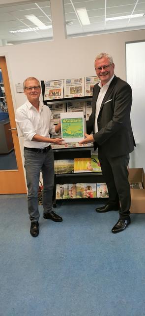 Bürgermeister Thomas Steiner brachte ein Weinpaket im Büro der Bezirksblätter Eisenstadt vorbei.