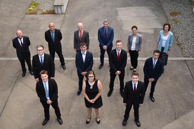 1. Reihe (v.li.): Adrian Huber (GE), Katharina Jurkowitsch (GE), Niklas Haider (GE); 2. Reihe (v.li.): Lukas Bernauer, Florian Willerstorfer (AE), Roland Steinberger (AE), Manuel Dornetshuber (AE); 3. Reihe (v.li.): Klassenvorstand Ing. Stefan Schrattenecker, BEd, Andreas Niederleitner, BEd, Dipl. Päd. Alfons Binder, Werner Kumpfmüller, MSc, BEd, Mag.a Sigrid Höller, DI Ulrike Galovsky
Nicht am Bild: Dominik Horvath, Yusuf Karabulut